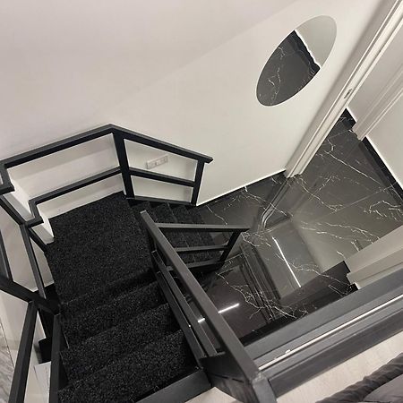 Готель Lux House Naples Airport Екстер'єр фото