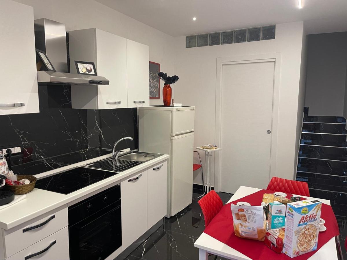 Готель Lux House Naples Airport Екстер'єр фото