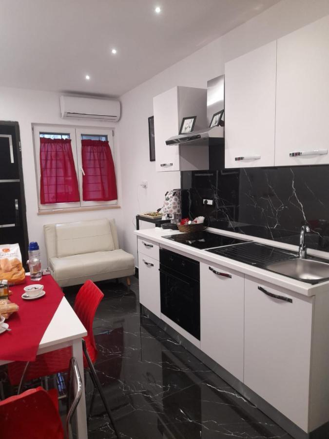 Готель Lux House Naples Airport Екстер'єр фото
