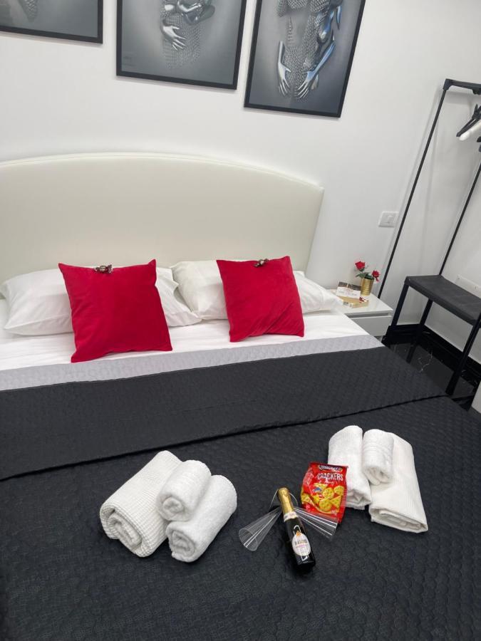 Готель Lux House Naples Airport Екстер'єр фото