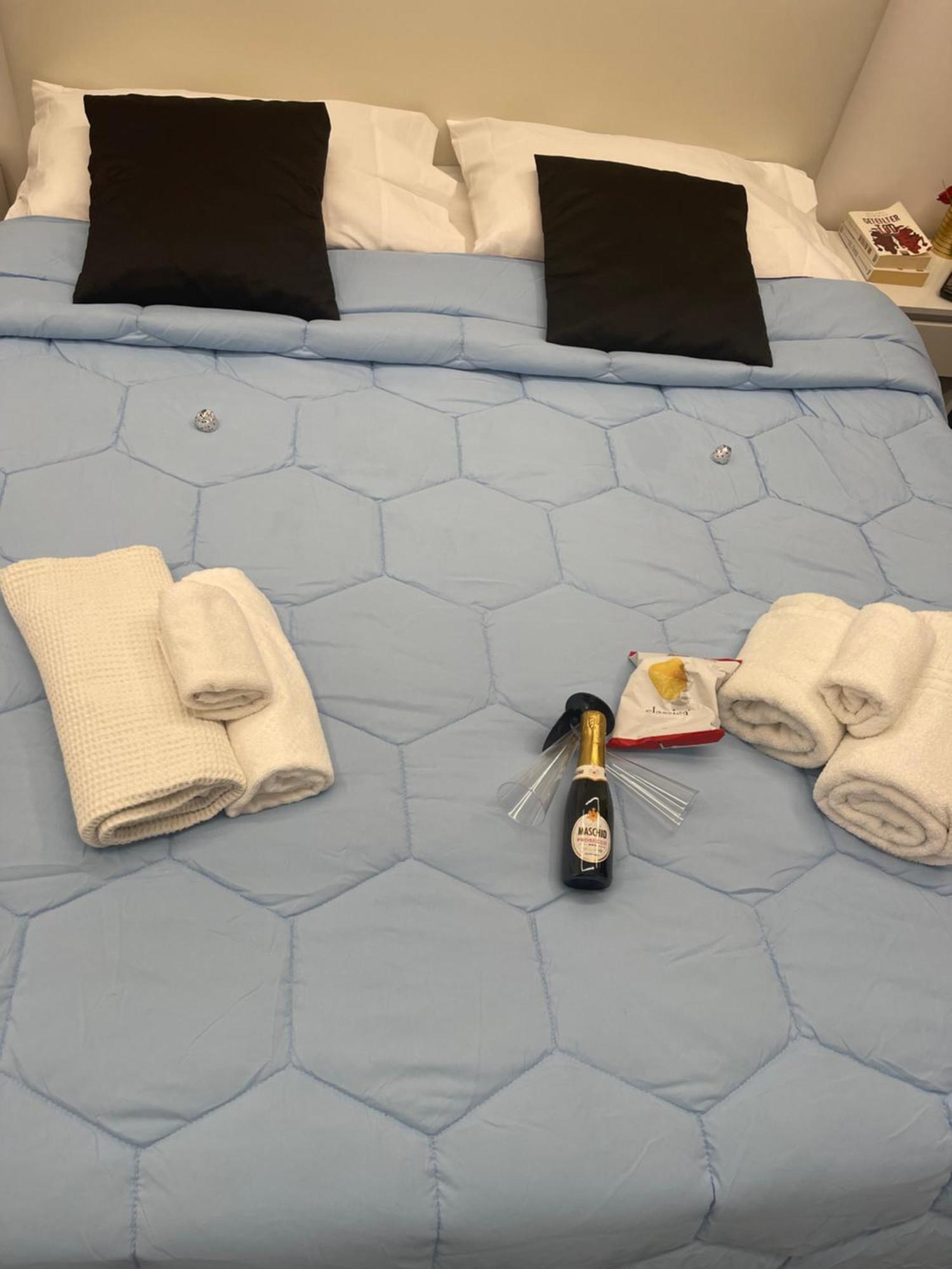 Готель Lux House Naples Airport Екстер'єр фото