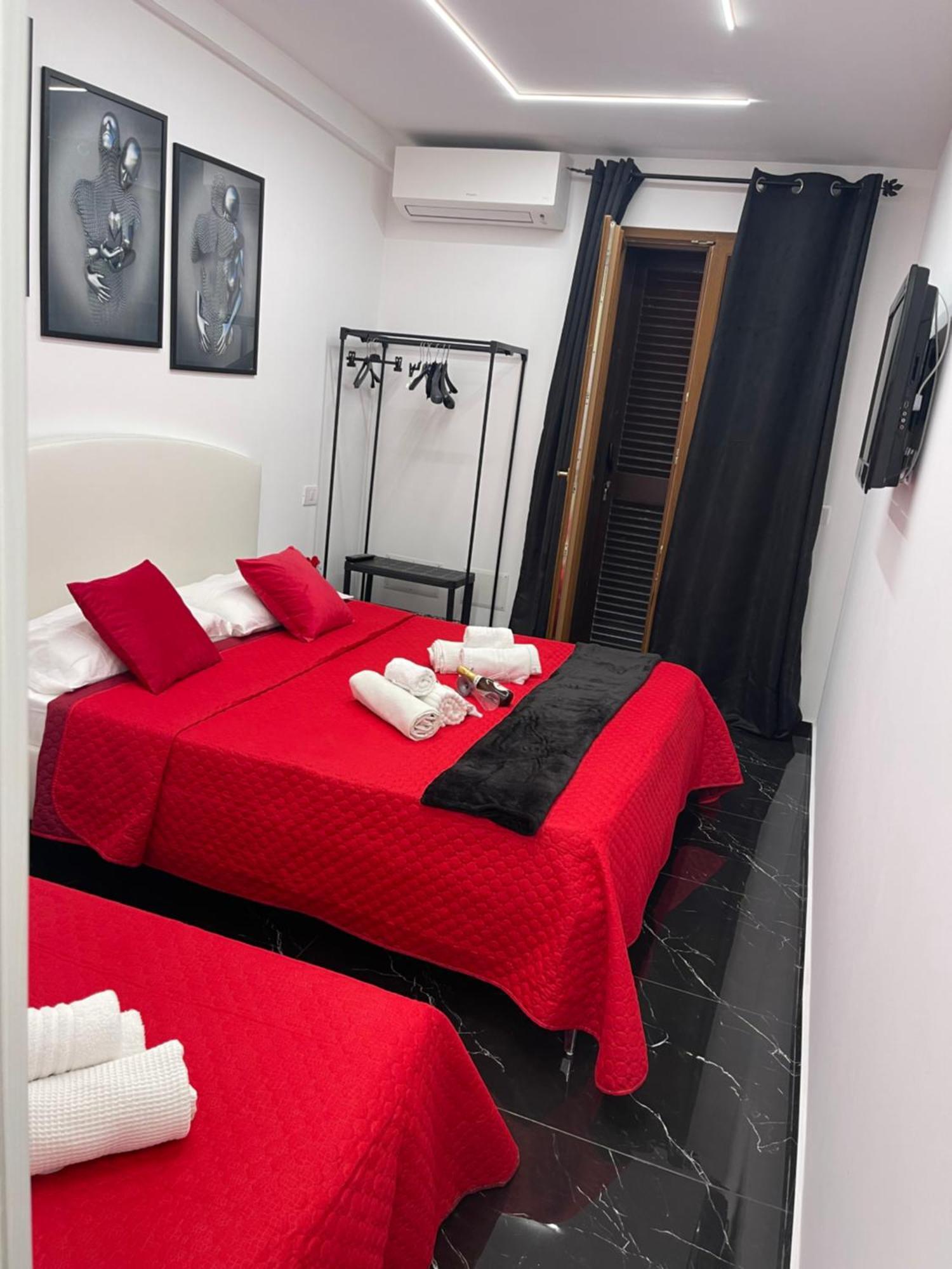 Готель Lux House Naples Airport Екстер'єр фото