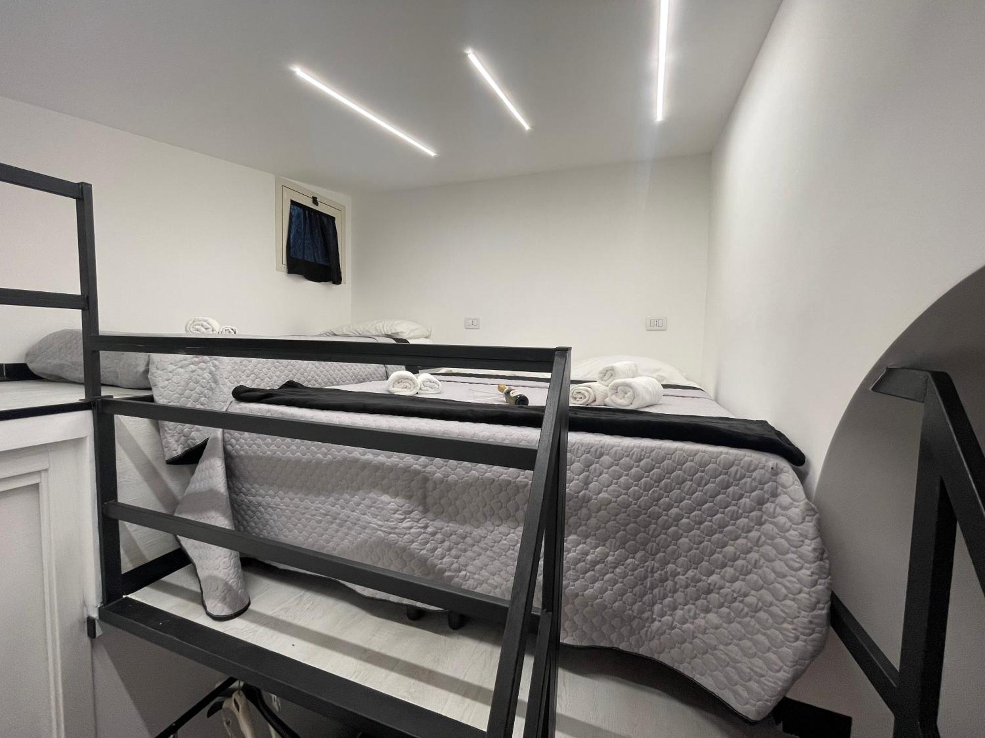 Готель Lux House Naples Airport Екстер'єр фото
