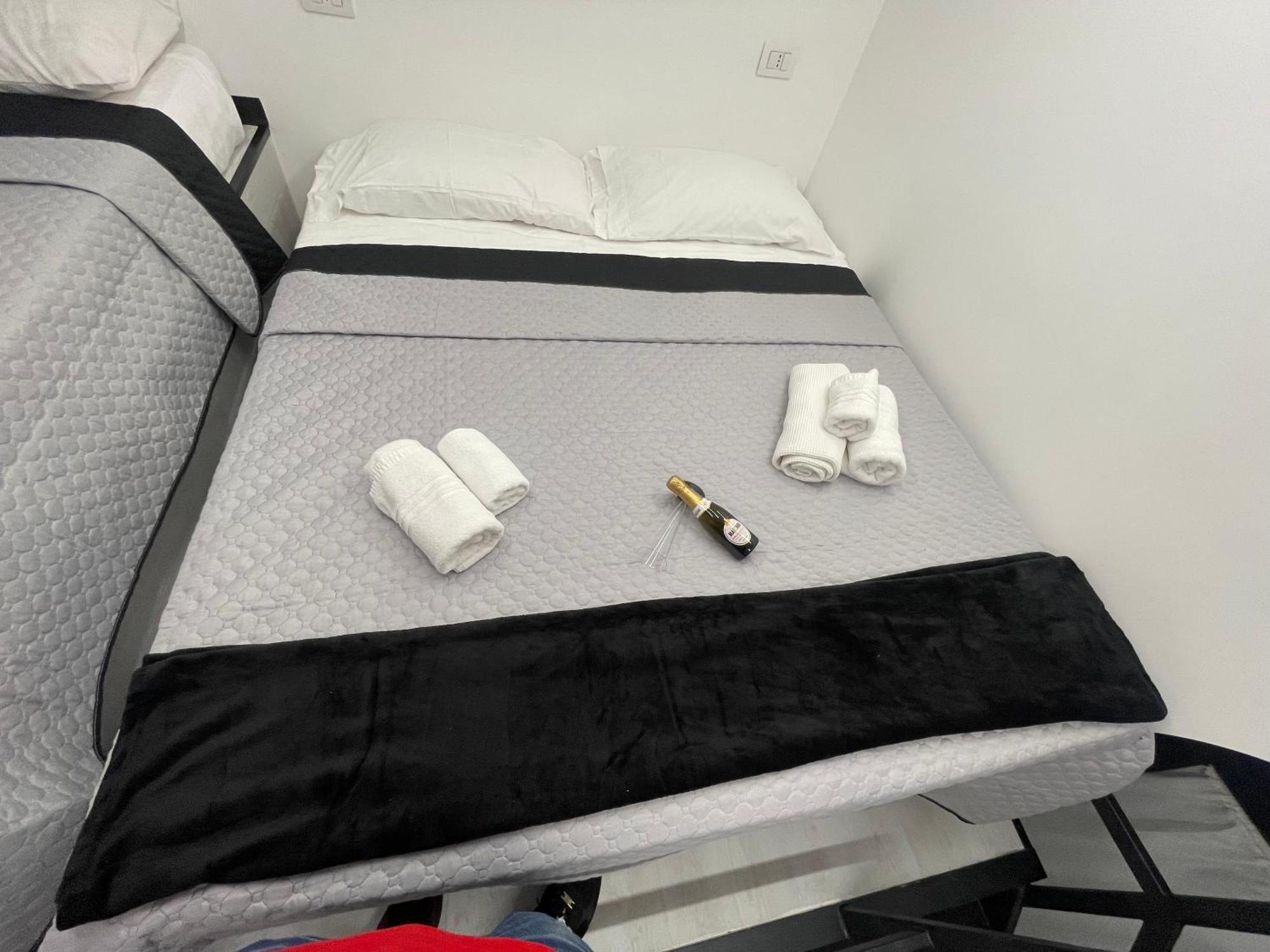 Готель Lux House Naples Airport Екстер'єр фото