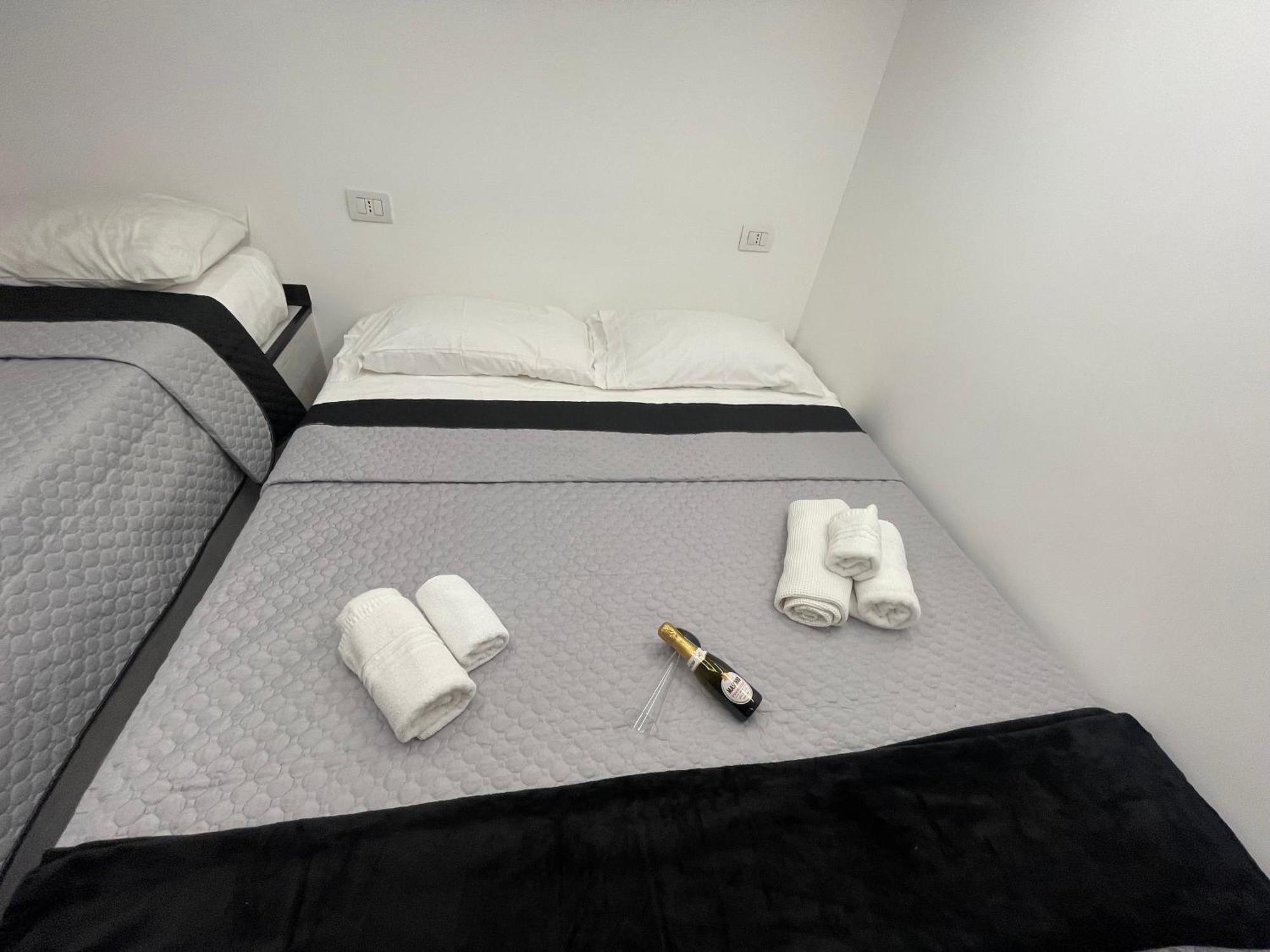 Готель Lux House Naples Airport Екстер'єр фото