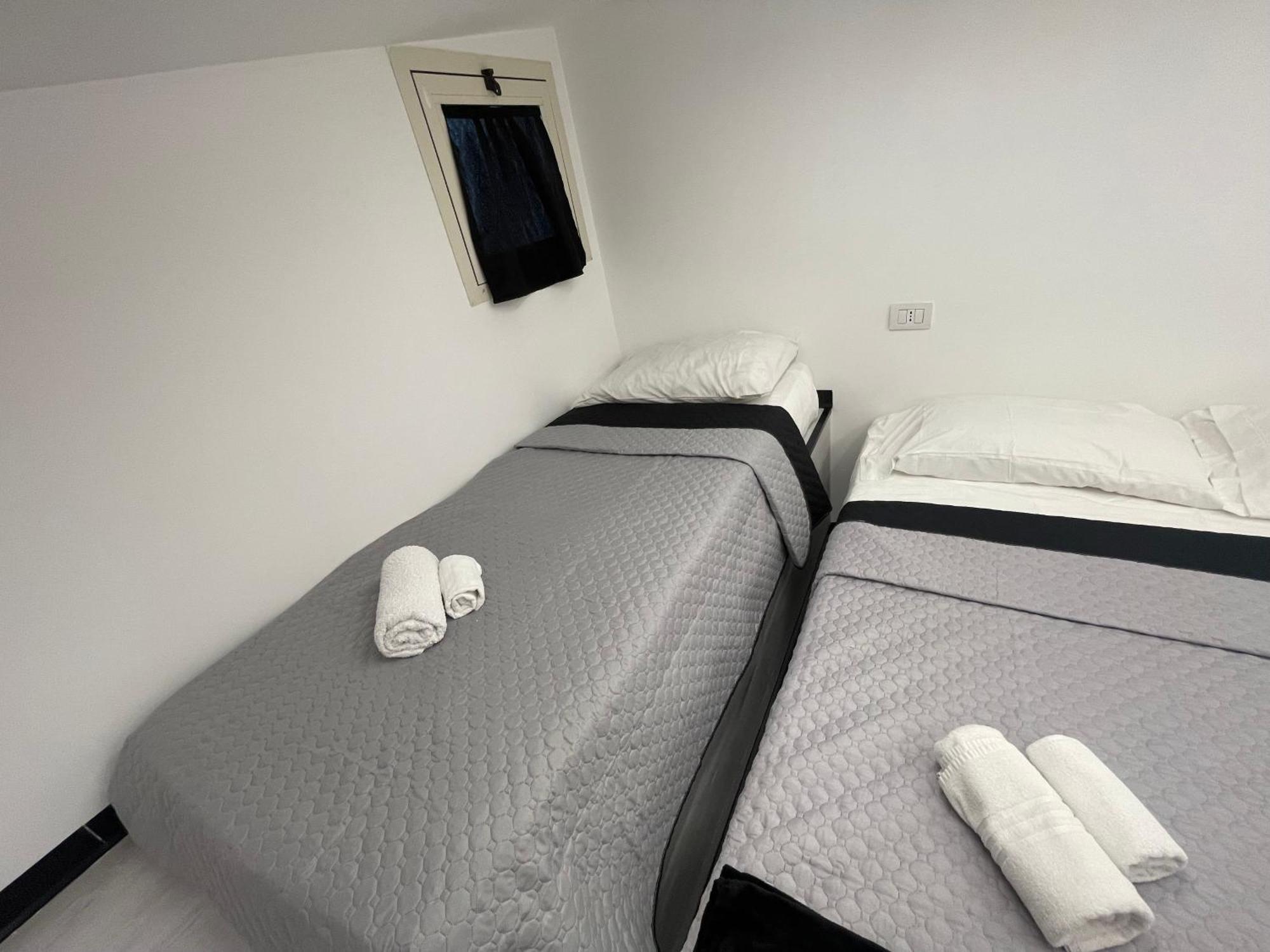 Готель Lux House Naples Airport Екстер'єр фото