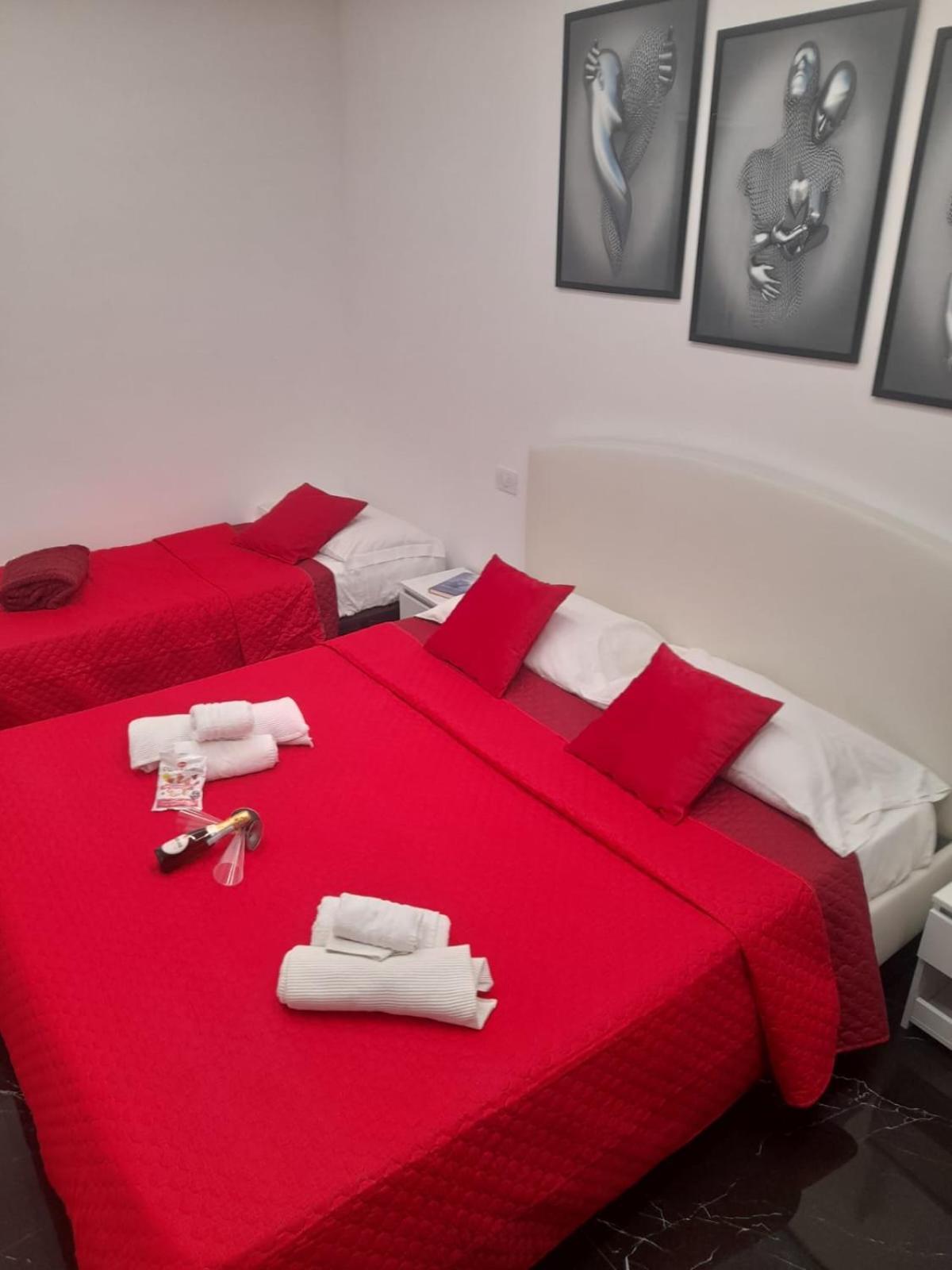 Готель Lux House Naples Airport Екстер'єр фото