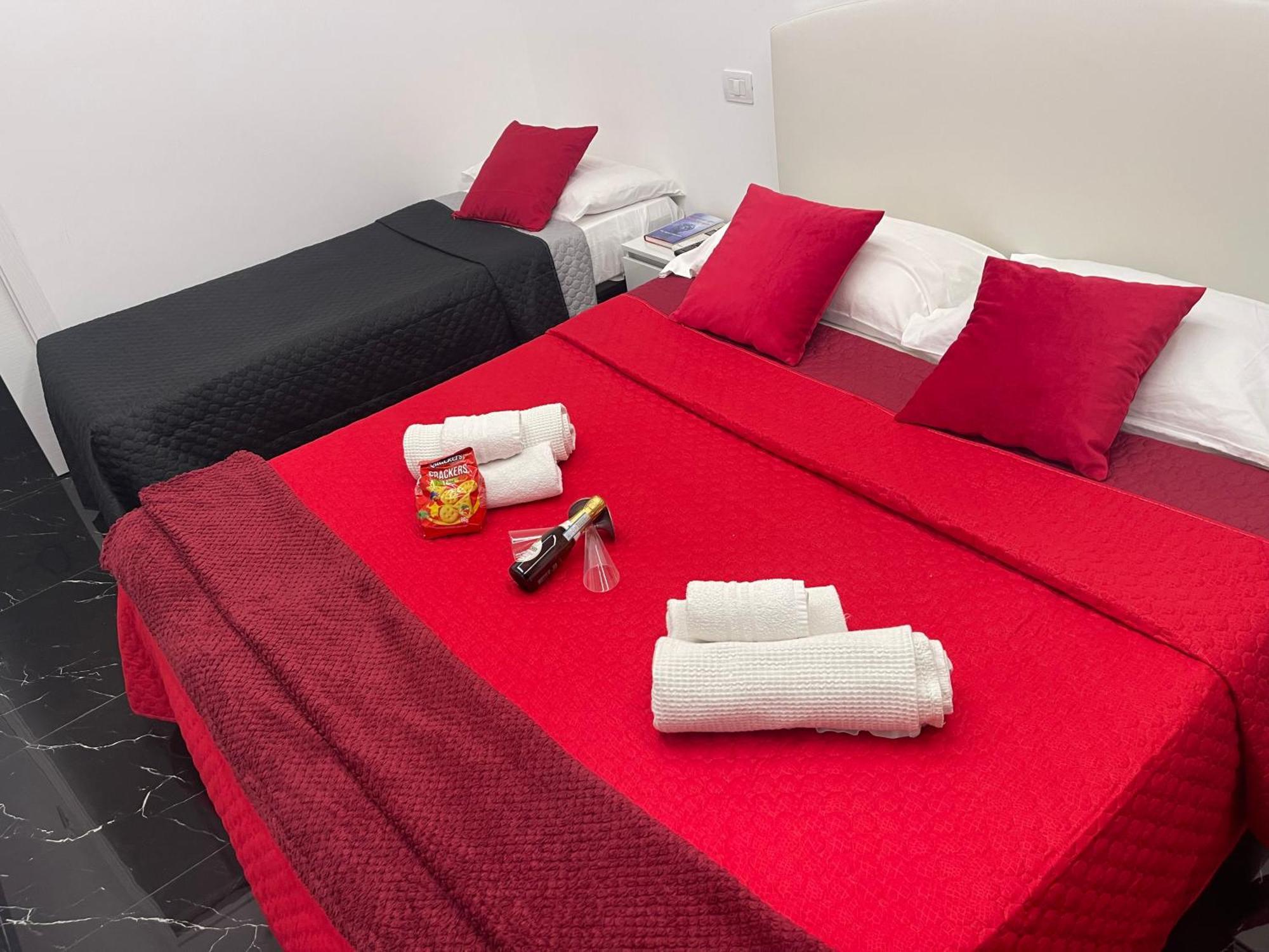 Готель Lux House Naples Airport Екстер'єр фото
